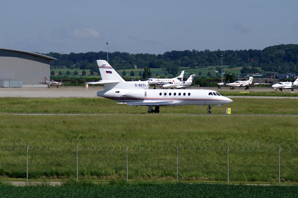 Ein Dassault Mystere Falcon 50EX der Adolf Wuerth GmbH mit der Kennung D-BETI aufgenommen am 30.05.2009 auf dem Flughafen Stuttgart