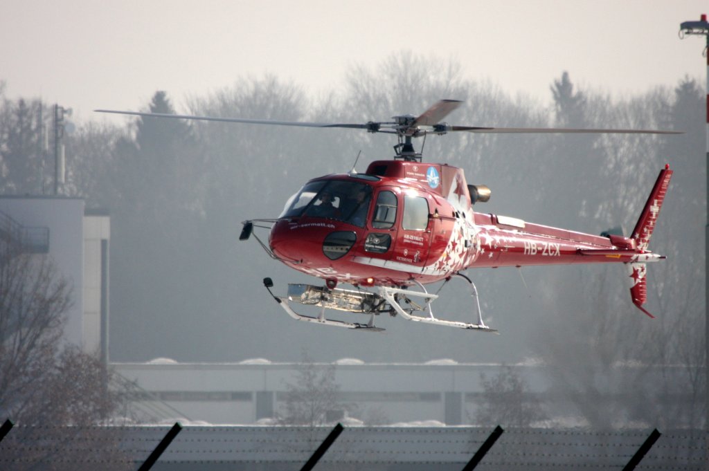 Ein Eurocopter AS-350 B3 Ecureuil von der Air Zermatt mit der Kennung HB-ZCX aufgenommen am 16.02.2010 auf dem Flughafen Zrich