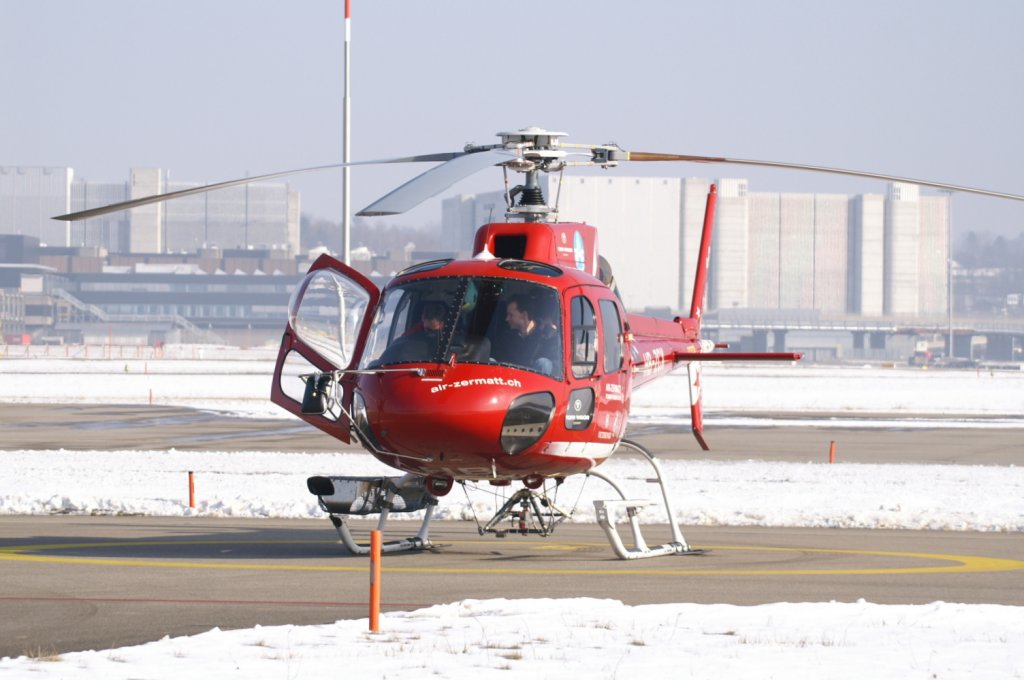 Ein Eurocopter AS-350 B3 Ecureuil von der Air Zermatt mit der Kennung HB-ZCX aufgenommen am 16.02.2010 auf dem Flughafen Zrich