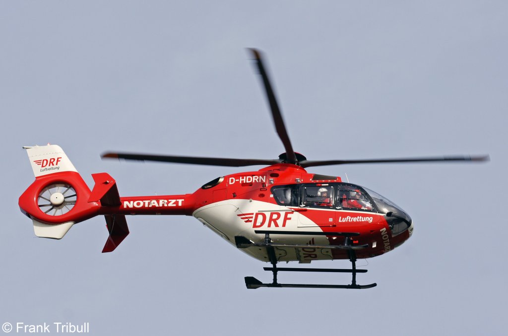 Ein Eurocopter EC-135 P2+(P2i) Rettungshubschrauber von der Deutsche Rettungsflugwacht DRF mit der Kennung D-HDRN aufgenommen am 13.10.2012 auf dem Flughafen Stuttgart 