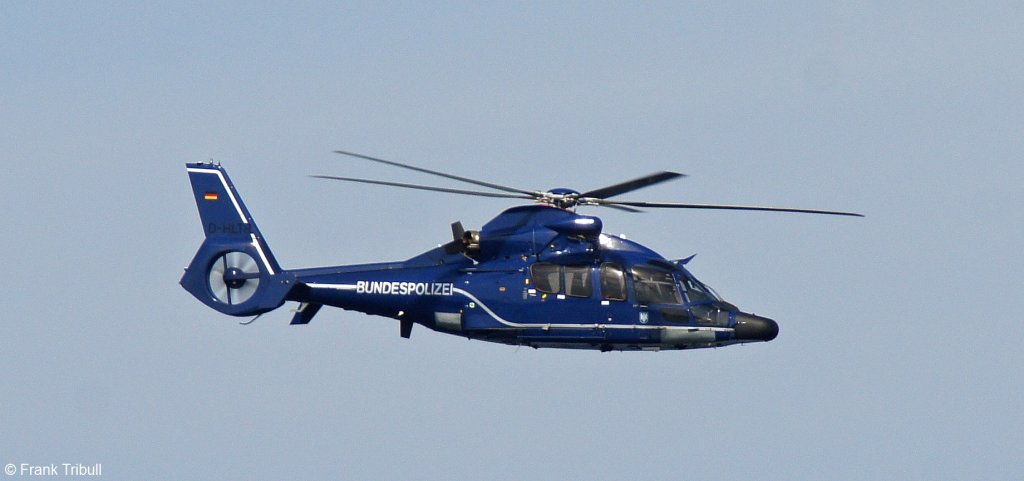 Ein Eurocopter EC155B1 von der Bundespolizei mit der Kennung D-HLTR aufgenommen bei Cuxhaven am 17.08.12