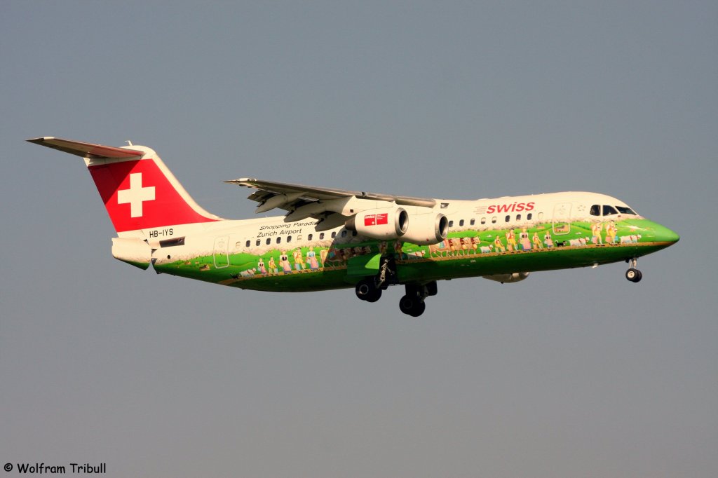 Eine 146 Avro RJ-100 von SWISS EUROPEAN AIRLINES mit der Kennung HB-IYS aufgenommen am 03.10.2011 auf dem Flughafen Zürich