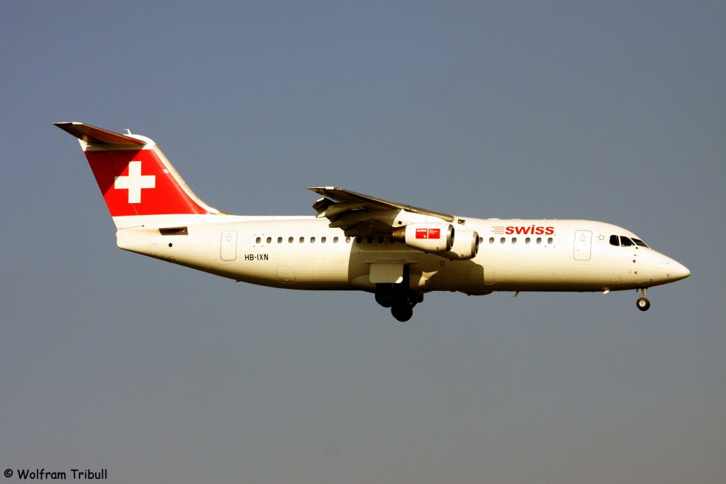Eine 146 Avro RJ-100 von SWISS EUROPEAN AIRLINES mit der Kennung HB-IXN aufgenommen am 03.10.2011 auf dem Flughafen Zürich