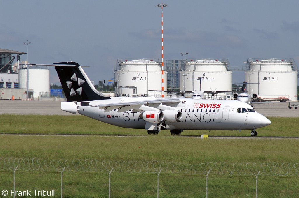 Eine 146 Avro RJ-100 von Swiss European Airlines mit der Kennung HB-IYU aufgenommen am 30.05.2009 am Stuttgarter Flughafen  