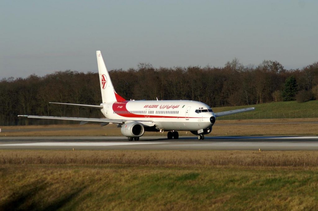 Eine Boeing 737-8D6 von Air Algerie mit der Kennung 7T-VJO aufgenommen auf dem EuroAirport Basel-Mhlhausen-Freiburg am 03.01.2009