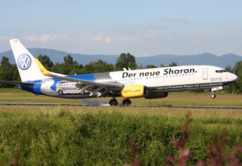 Eine BOEING 737-8K5/W mit der Kennung D-AHFB fliegt in der Sonderlackierung von VW der neue Sharan als Sharan Air aufgenommen am 05.06.2010 auf dem EuroAirport Basel-MÃ¼hlhausen-Freiburg