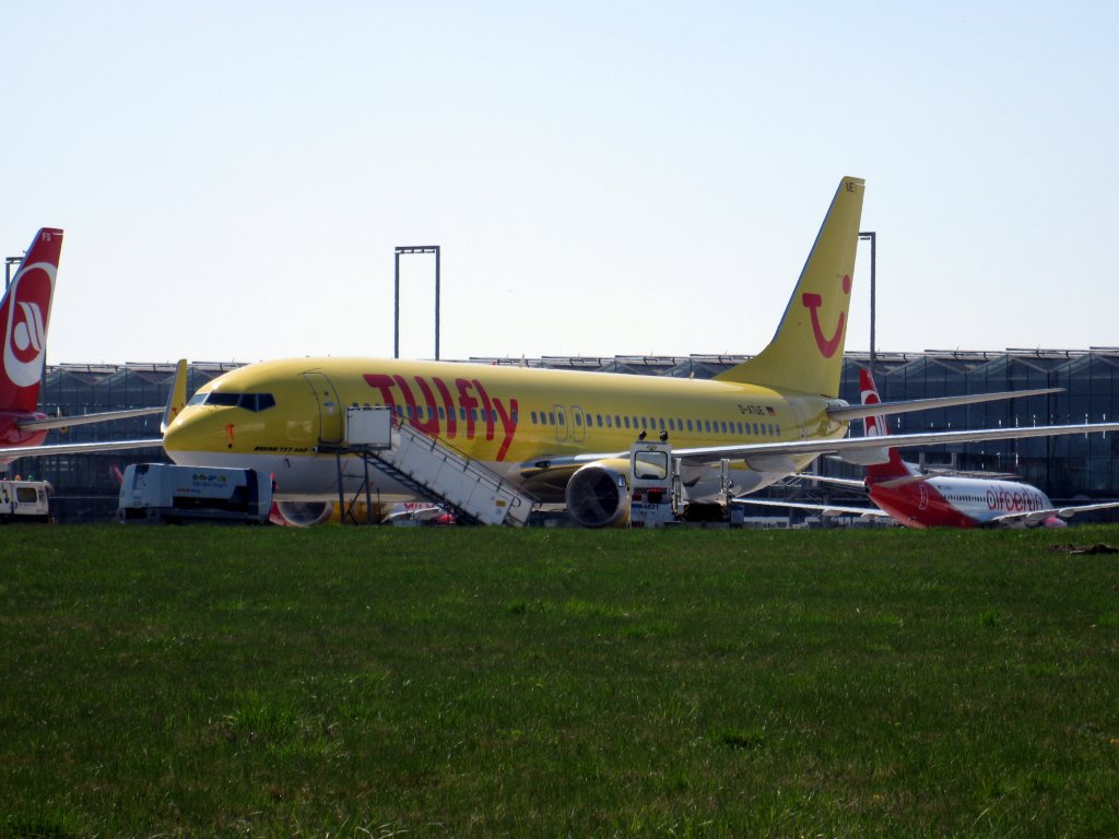 Eine Boeing 737-8K5/W von TUIfly mit der Kennung D-ATUE aufgenommen am 17.04.10 am Flughafen Kln-Bonn