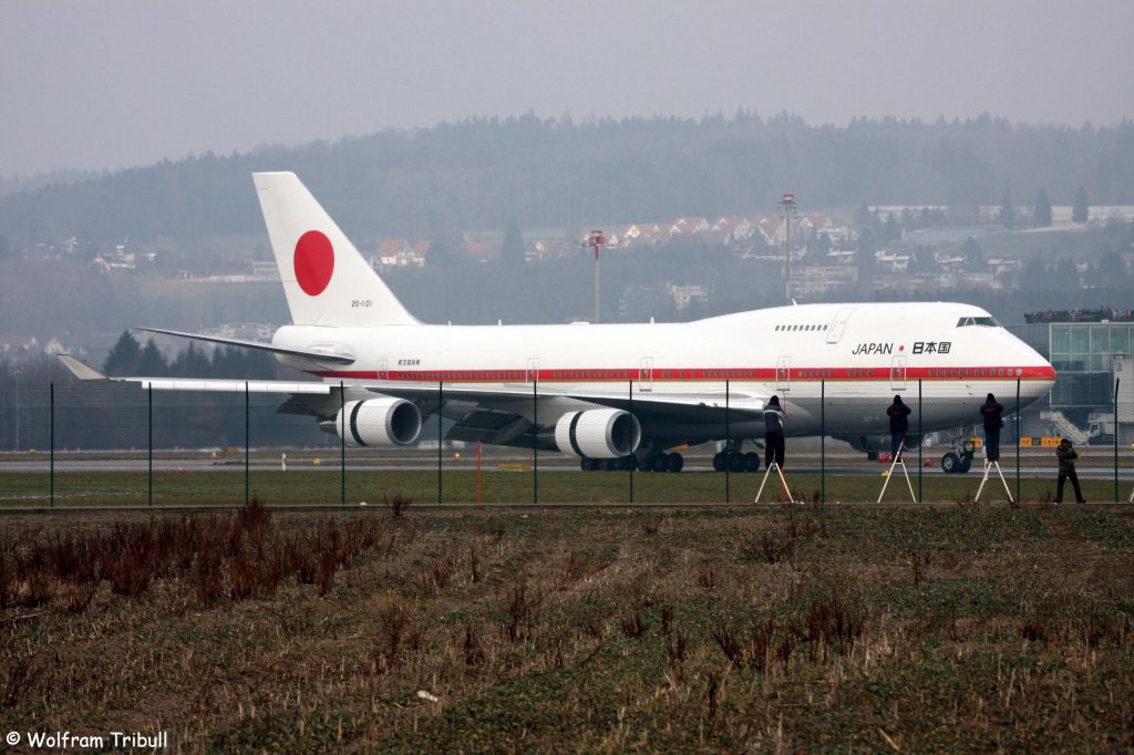 Eine Boeing 747-47C der Japan Air Force mit der Kennung 20-1101 aufgenommen am 29.01.2011 beim WEF auf dem Flughafen ZÃ¼rich - Flugzeugdaten: 