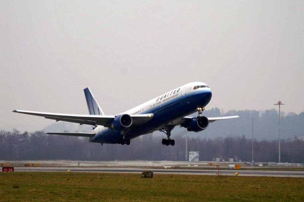 Eine Boeing 767-322ER von United Airlines mit der Kennung N660UA aufgenommen am 23.01.2010 auf dem Flughafen Zrich