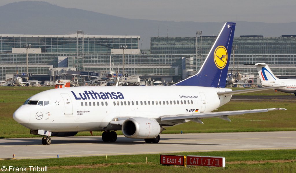 Eine Boeing B737-530 von Lufthansa mit der Kennung D-ABIF mit dem Taufnamen Landau aufgenommen am 22.05.2010 auf dem Flughafen Frankfurt am Main