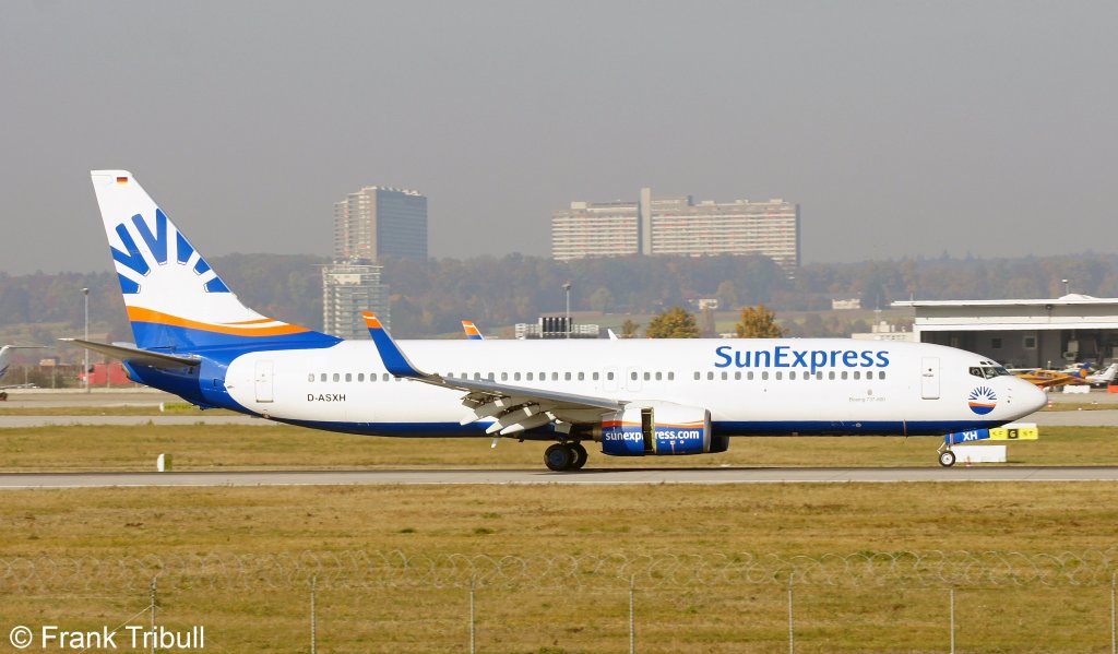 Eine Boeing B737-8CX/W von SunExpress Deutschland mit der Kennung D-ASXH aufgenommen am 31.10.2011 auf dem Flughafen Stuttgart  