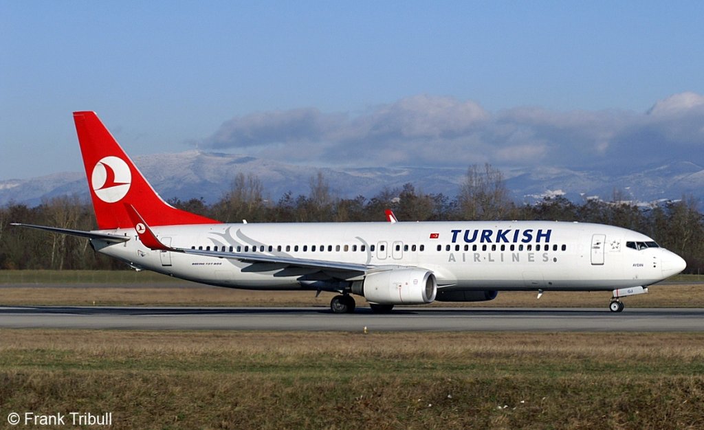 Eine Boeing B737-8F2 der Turkish Airlines mit der Kennung TC-JGJ (Taufname Aydin) aufgenommen am 03.01.2010 auf dem Flughafen Basel-MÃ¼lhausen-Freiburg (BSL) 