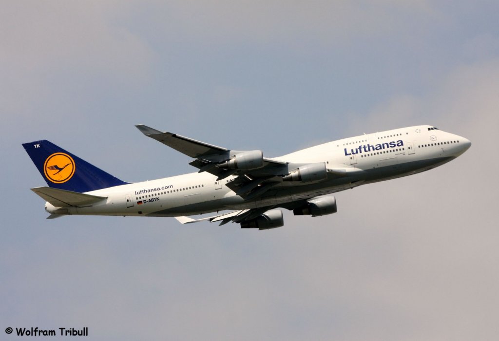 Eine Boeing B747-430 von LUFTHANSA mit der Kennung D-ABTK mit dem Taufnamen Kiel aufgenommen am 22.05.2010 auf dem Flughafen Frankfurt am Main - Flugzeugdaten: 
