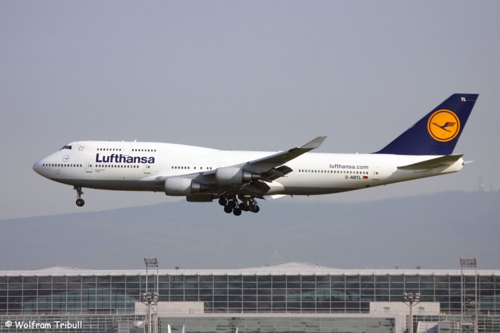 Eine Boeing B747-430 von Lufthansa mit der Kennung D-ABTL und dem Taufnamen Dresden aufgenommen am 22.05.2010 auf dem Flughafen Frankfurt am Main