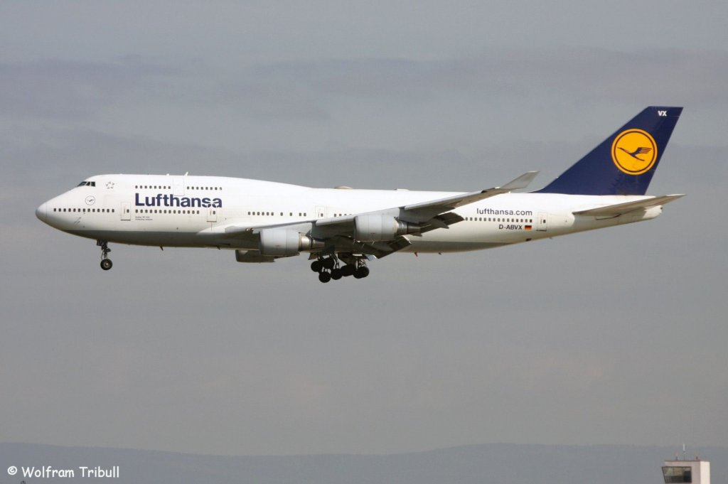 Eine Boeing B747-430 von Lufthansa mit der Kennung D-ABVX und dem Taufnamen Schleswig-Holstein aufgenommen am 22.05.2010 auf dem Flughafen Frankfurt am Main