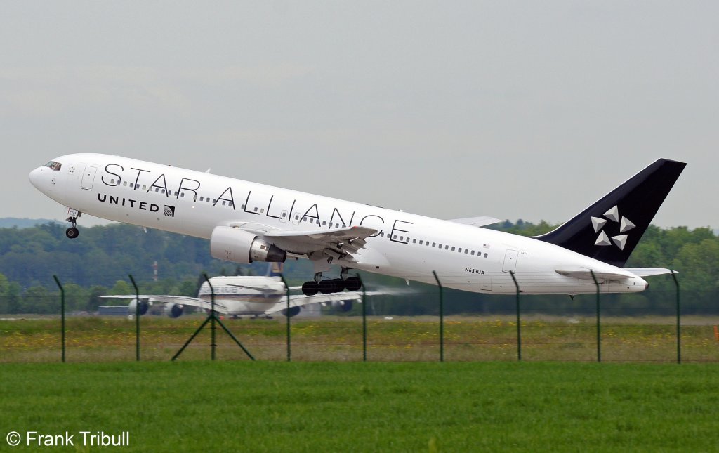 Eine Boeing B767-322ER von United Airlines mit der Kennung N653UA aufgenommen am 18.05.2012 auf dem Flughafen ZÃ¼rich 