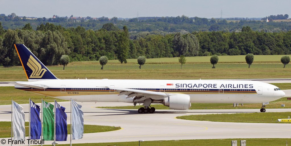 Eine Boeing B777-312ER von Singapore Airlines mit der Kennung 9V-SWG aufgenommen am 24.06.2011 auf dem Flughafen MÃ¼nchen