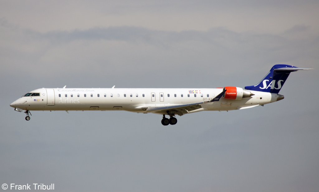 Eine Bombardier Inc CL-600-2D24 CRJ-900 von SAS mit der Kennung OY-KFD aufgenommen am 22.05.2010 auf dem Flughafen Frankfurt am Main   