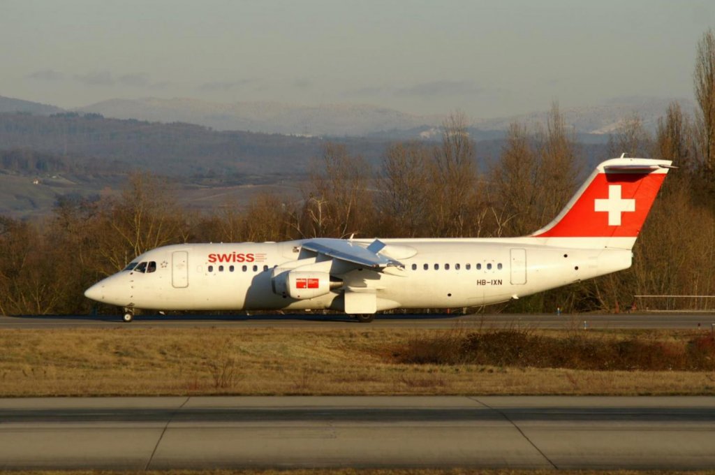 Eine British Aerospace Avro 146 RJ-100 von Swiss European Airlines mit der Kennung HB-IXN aufgenommen am 03.01.2009 auf dem EuroAirport Basel-Mühlhausen-Freiburg