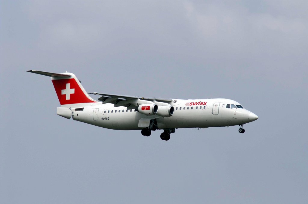 Eine British Aerospace Avro 146 RJ-100 von Swiss European Airlines mit der Kennung HB-IXO aufgenommen am 04.04.2009 am Zricher Flughafen.