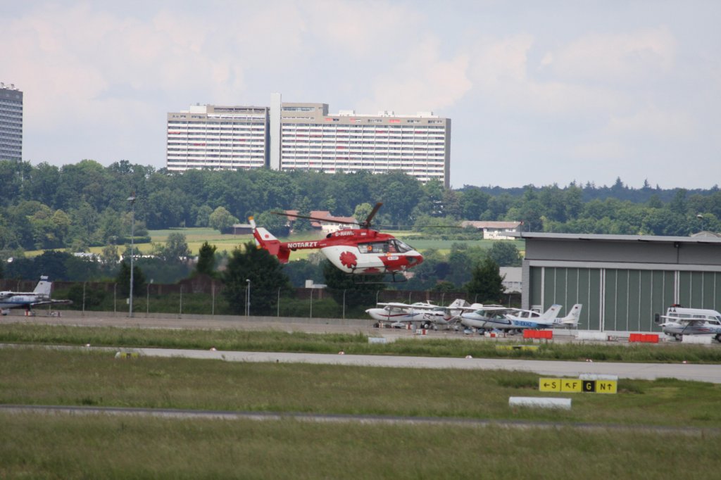 Reg.: D-HAWK Hersteller: Eurocopter Deutschland Typ: MBB BK-117 B2 (EC 145) Serien Nr.: 7225 aufgenommen am 30.05.2009 auf dem Flughafen Stuttgart