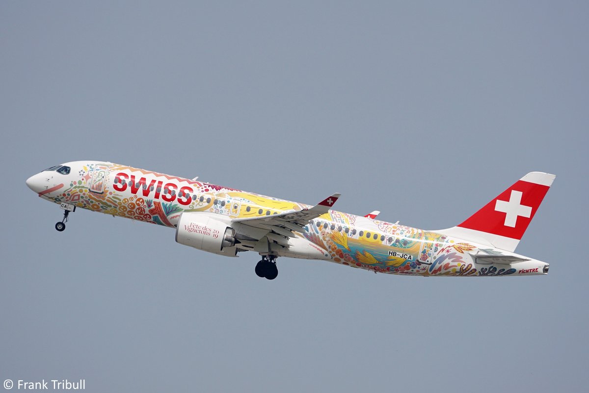 Ein A220-300 (Bombardier CS300) von Swiss mit der Kennung HB-JCA aufgenommen am 22.04.2018 auf dem Flughafen Zürich