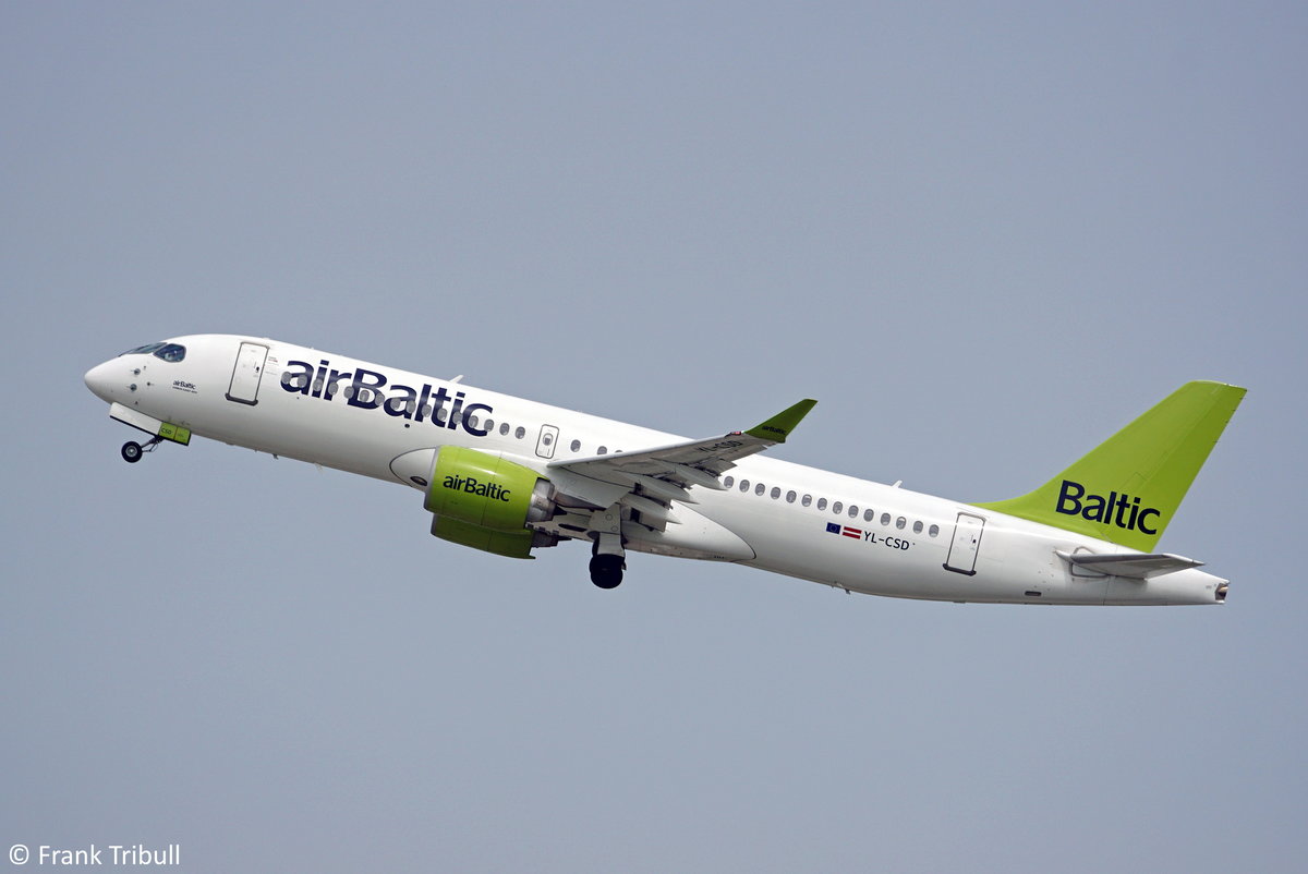 Ein Airbus A220-300 von Air Baltic mit der Kennung YL-CSD aufgenommen am 22.04.2019 am Züricher Flughafen