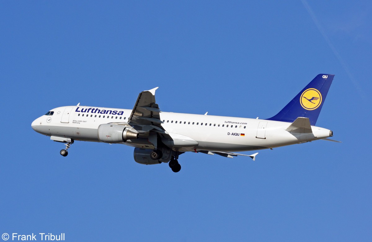 Ein Airbus A320-211 von der Lufthansa mit der Kennung D-AIQU mit dem Taufnamen Backnang aufgenommen am 01.11.2011 auf dem Flughafen Stuttgart