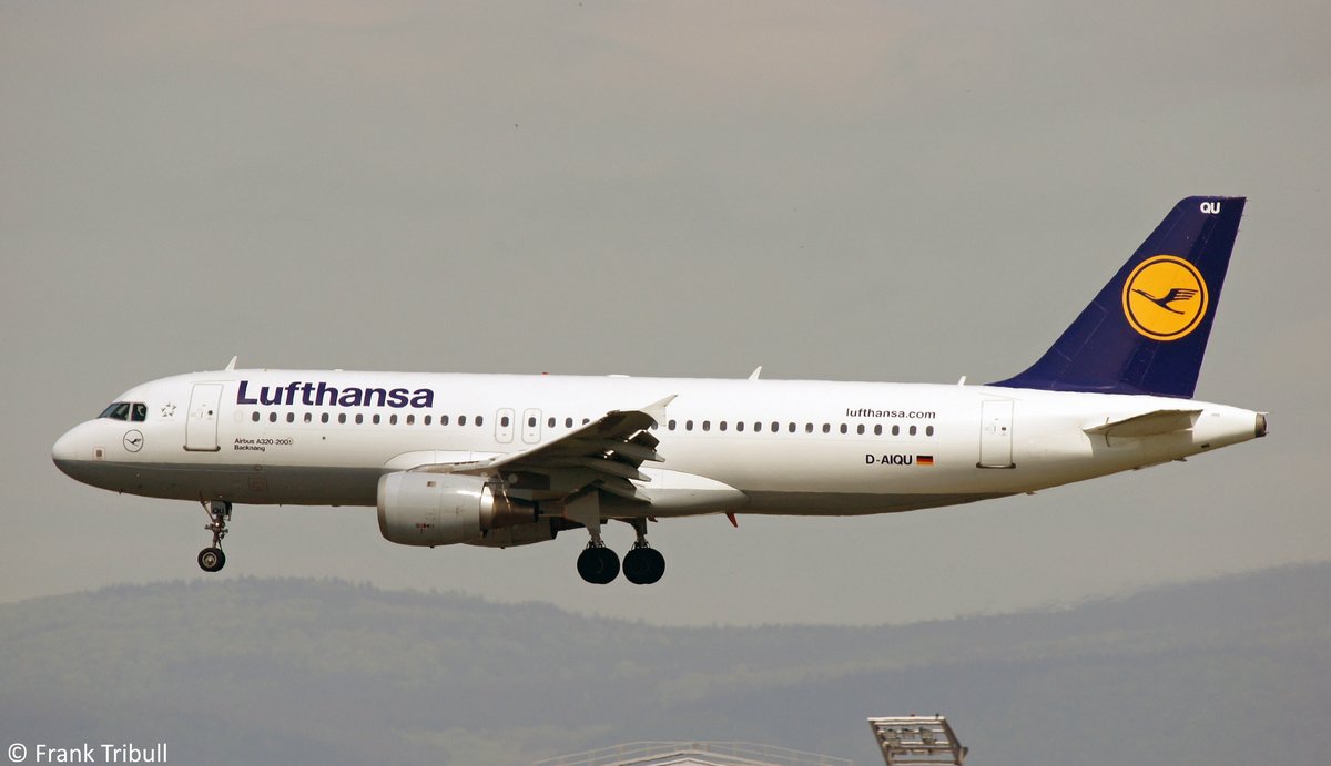 Ein Airbus A320-211 von der Lufthansa mit der Kennung D-AIQU aufgenommen aufgenommen am 22.05.2010 auf dem Flughafen Frankfurt am Main