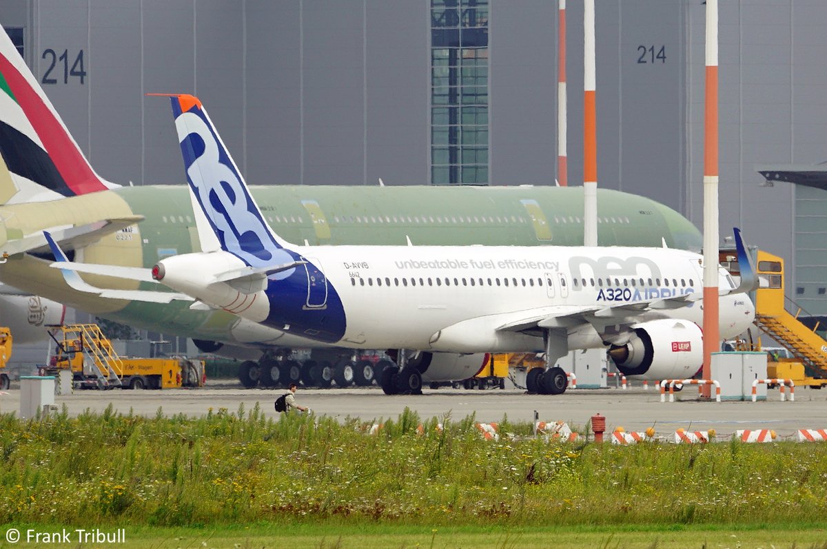 Ein Airbus A320neo von Airbus Industries mit der Kennung D-AVVB aufgenommen am 05.08.2016 am Flughafen Hamburg-Finkenwerder 