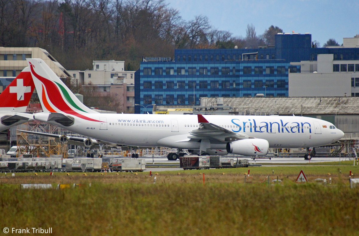 Ein Airbus A330-243 von SriLankan Airlines mit der Kennung 4R-ALH aufgenommen am 04.12.2011 am Flughafen ZÃ¼rich