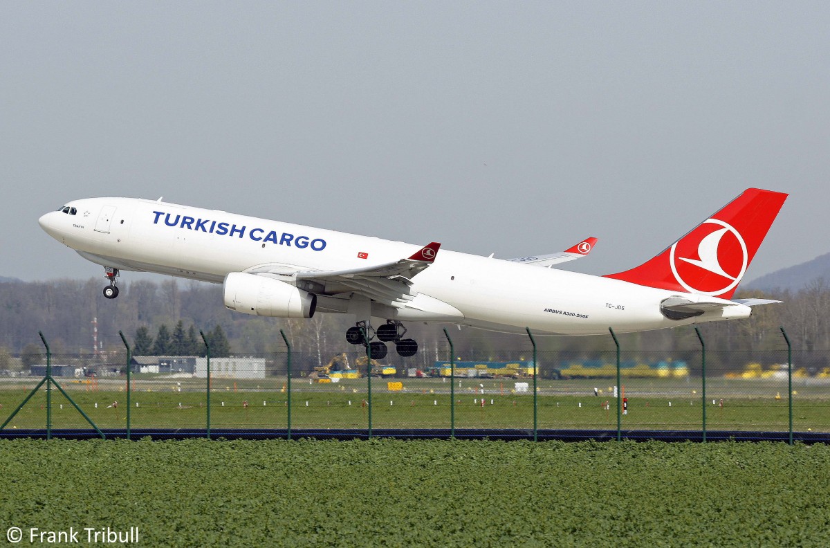Ein Airbus A330-243F von Turkish Airlines mit der Kennung TC-JDS aufgenommen am 30.03.2013 auf dem Flughafen ZÃ¼rich