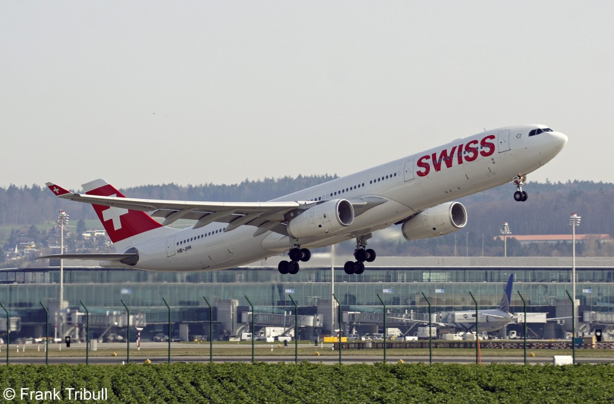 Ein Airbus A330-343X von Swiss International Air Lines mit der Kennung HB-JHN aufgenommen am 30.03.2014 auf dem Flughafen Zürich 