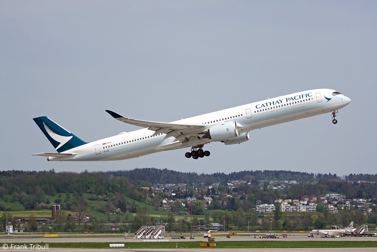 Ein Airbus A350-1041 von Cathay Pacific mit der Kennung B-LXE aufgenommen am 22.04.2019 auf dem Flughafen Zürich