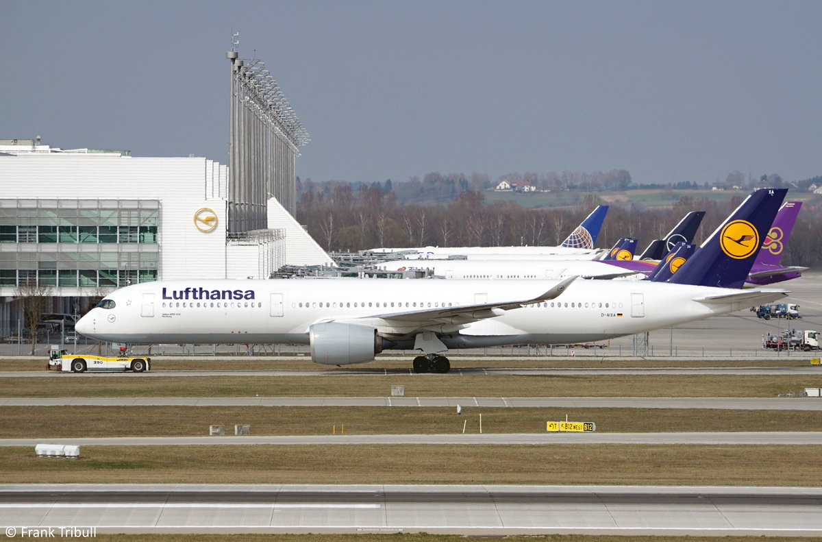 Ein Airbus A350-941 von Lufthansa mit der Kennung D-AIXA aufgenommen am 28.03.2019 am Flughafen München.