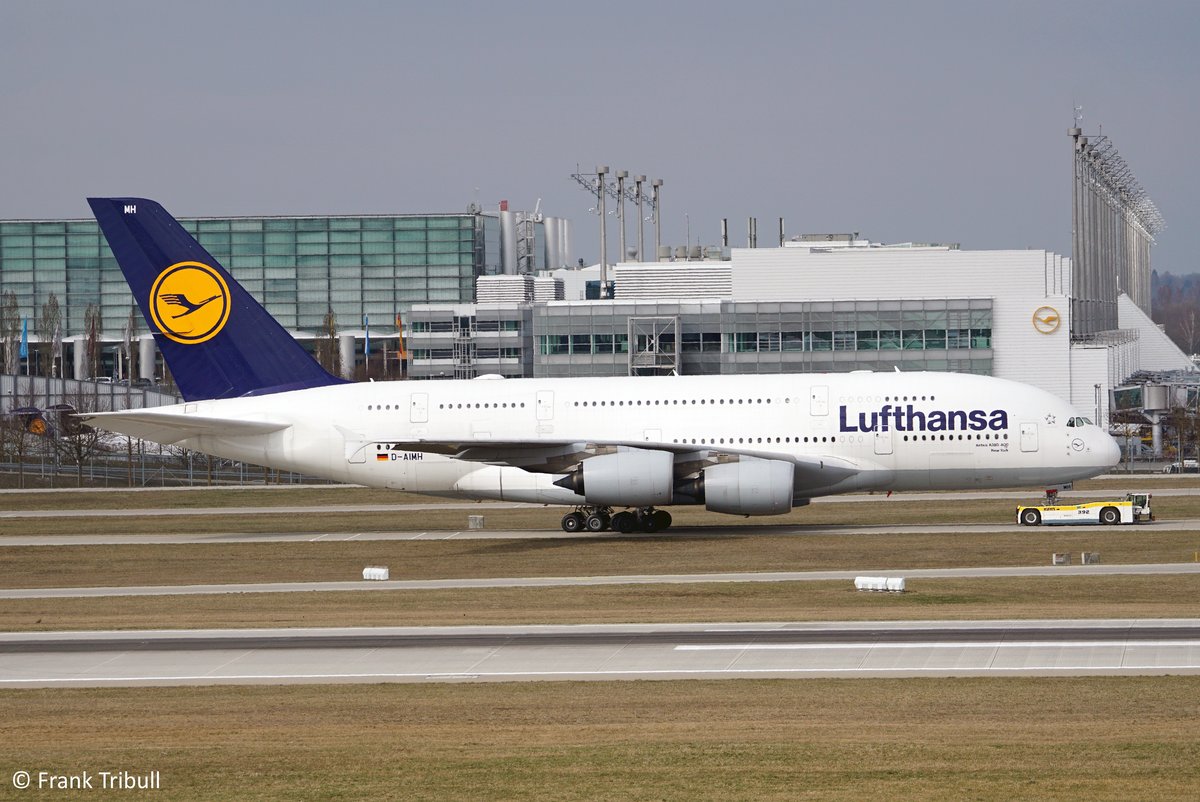 Ein Airbus A380-841 von Lufthansa mit der Kennung D-AIMH aufgenommen am 28.03.2019 am Flughafen München.