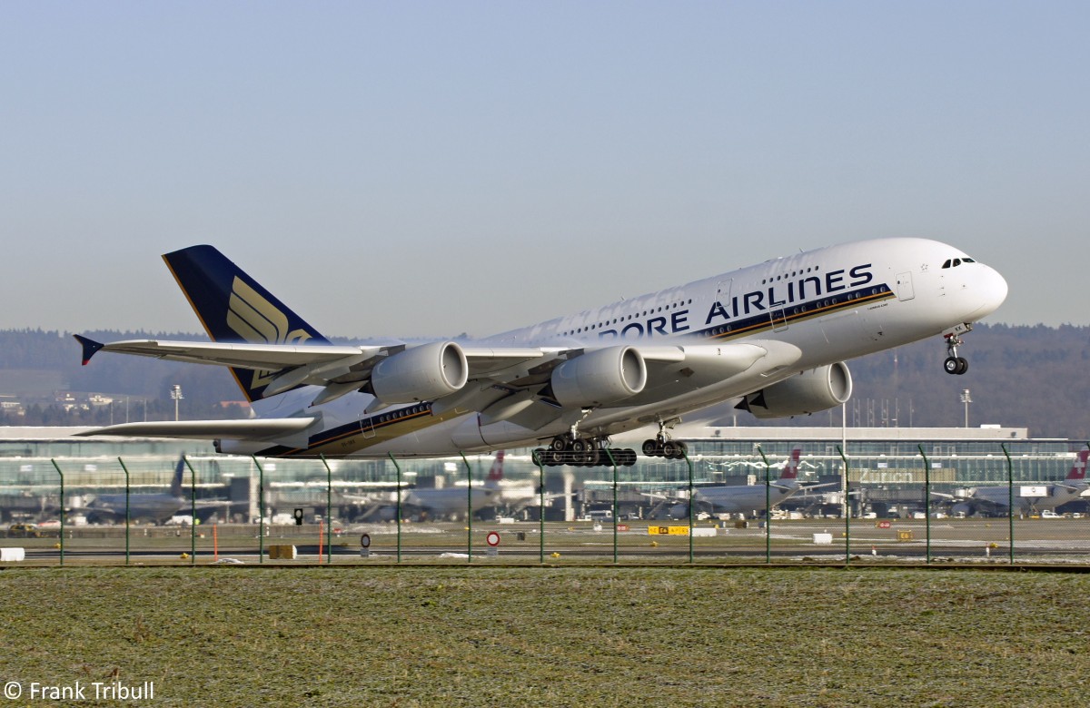 Ein Airbus A380-841 von Singapore Airlines mit der Kennung 9V-SKK aufgenommen am 05.01.2015 auf dem Flughafen ZÃ¼rich