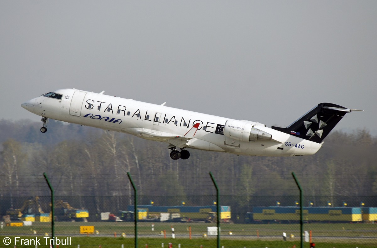 Ein Bombardier (Canadair) CL-600-2B19 CRJ-200 von Adria Airways mit der Kennung S5-AAG aufgenommen am 30.03.2014 am Flughafen ZÃ¼rich
