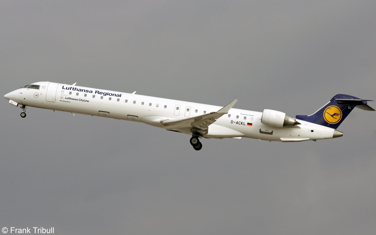 Ein Bombardier (Canadair) CL-600-2D24 CRJ-900 von Lufthansa CityLine mit der Kennung D-ACKL aufgenommen am 05.03.2014 auf dem Flughafen Stuttgart 