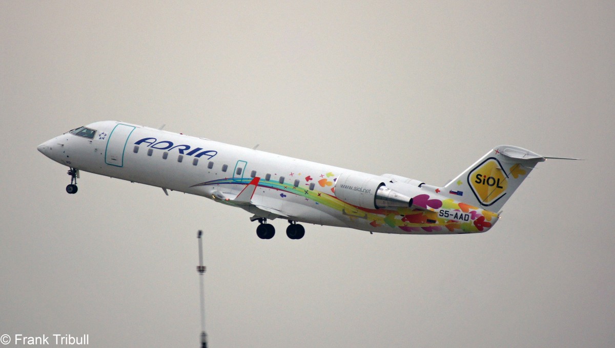 Ein Bombardier CL600-2B19 CRJ-200 von ADRIA AIRWAYS mit der Kennung S5-AAD mit SiOL Sonderlackierung aufgenommen am 14.04.2013 auf dem Flughafen ZÃ¼rich 
