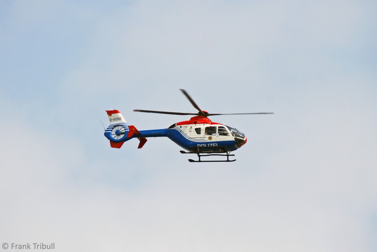 Ein Eurocopter EC-135 von der Polizeihubschrauberstaffel Hamburg mit der Kennung D-HONE aufgenommen am 06.08.2011 bei Cuxhaven