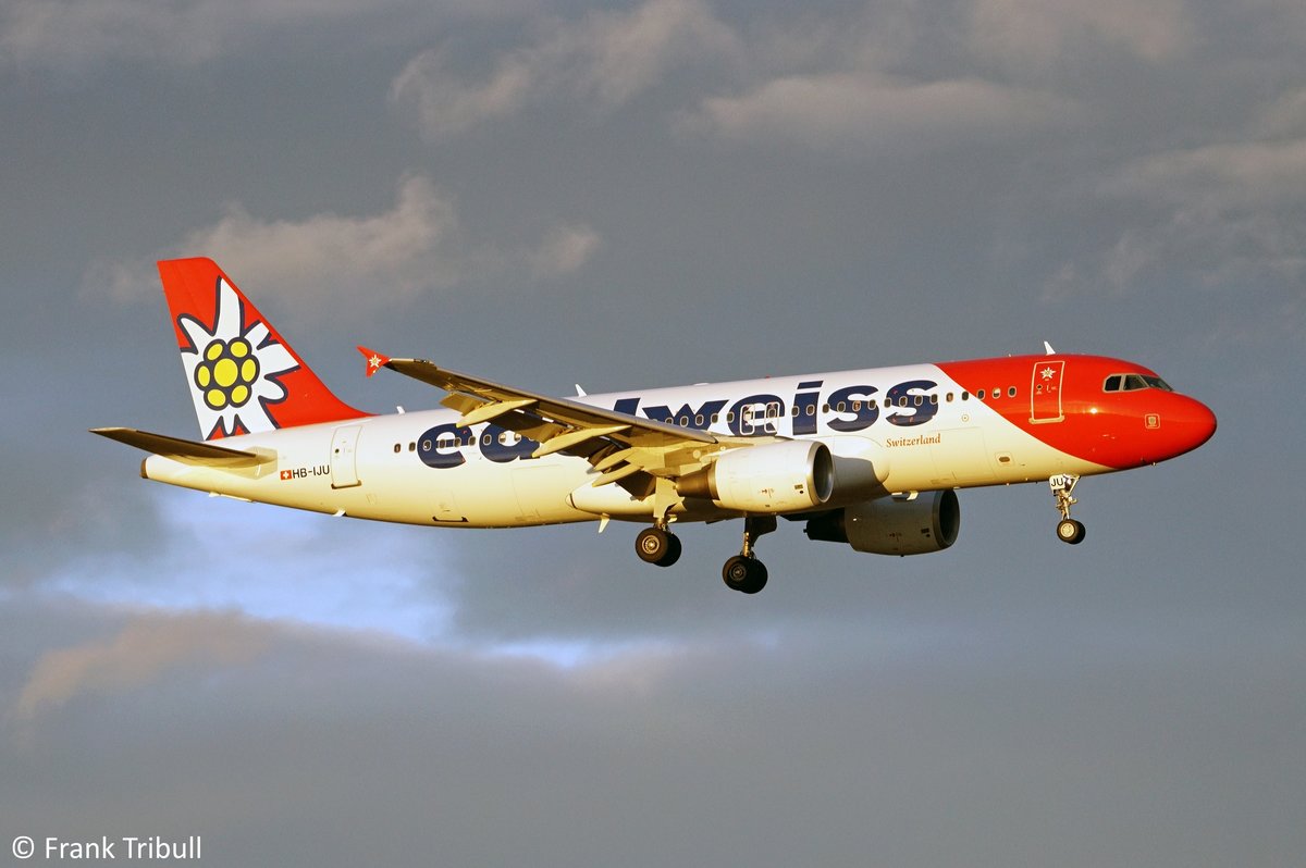 Eine Airbus A320-214 von Edelweiss Air mit der Kennung HB-IJU aufgenommen am 05.01.2016 auf dem Flughafen ZÃ¼rich
