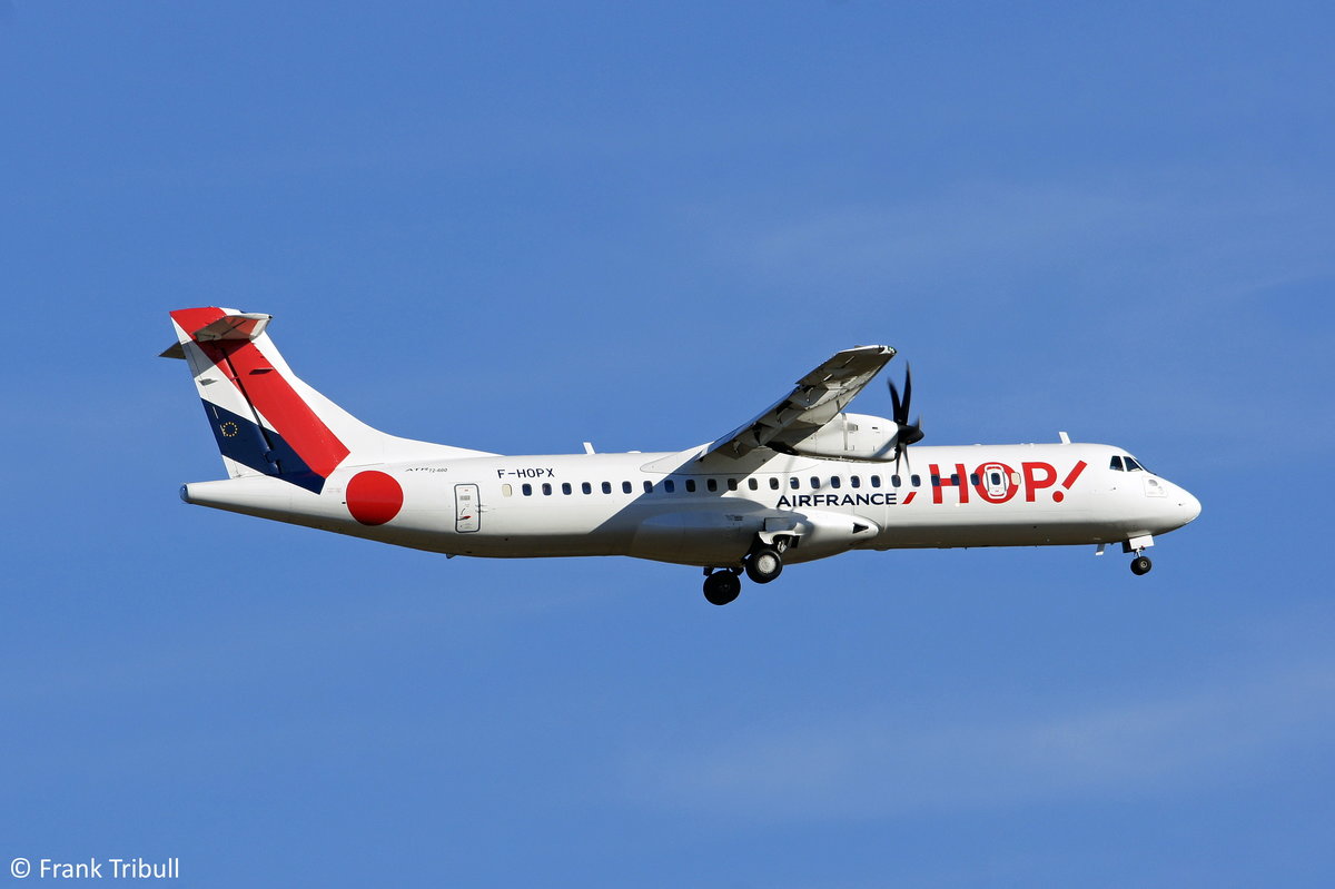 Eine ATR 72-600 (72-212A) von HOP mit der Kennung F-HOPX aufgenommen am 08.11.2015 auf dem Flughafen Basel-Mülhausen-Freiburg (BSL)