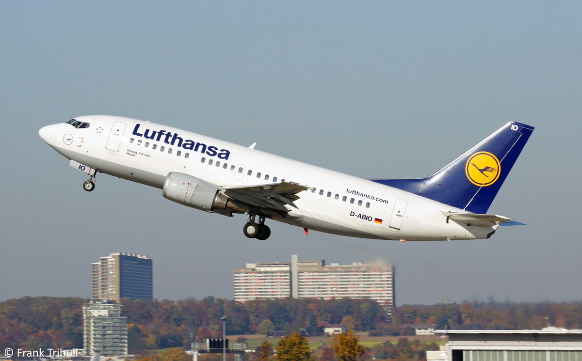 Eine Boeing 737-530 von Lufthansa mit der Kennung D-ABIO aufgenommen am 01.11.2011 auf dem Flughafen Stuttgart