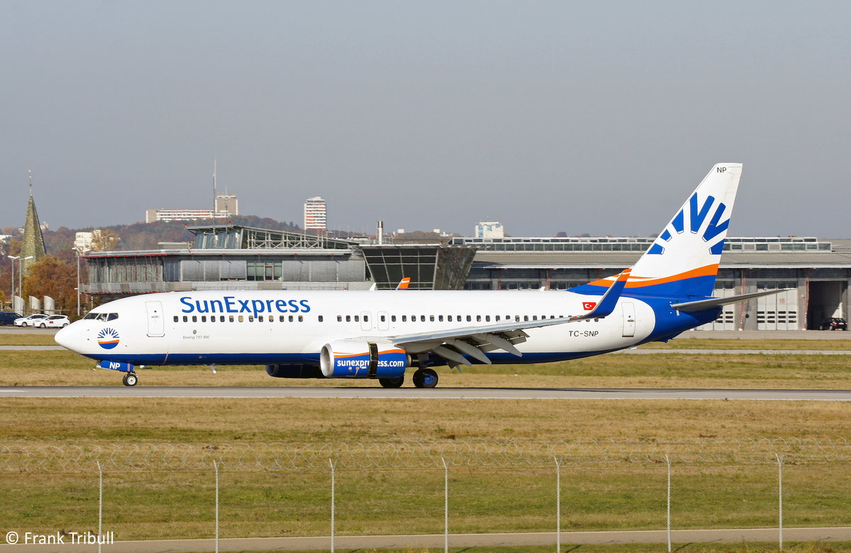 Eine Boeing 737-8HC(WL) der Sun Express mit der Kennung TC-SNP aufgenommen am 01.11.11 auf dem Flughafen Stuttgart