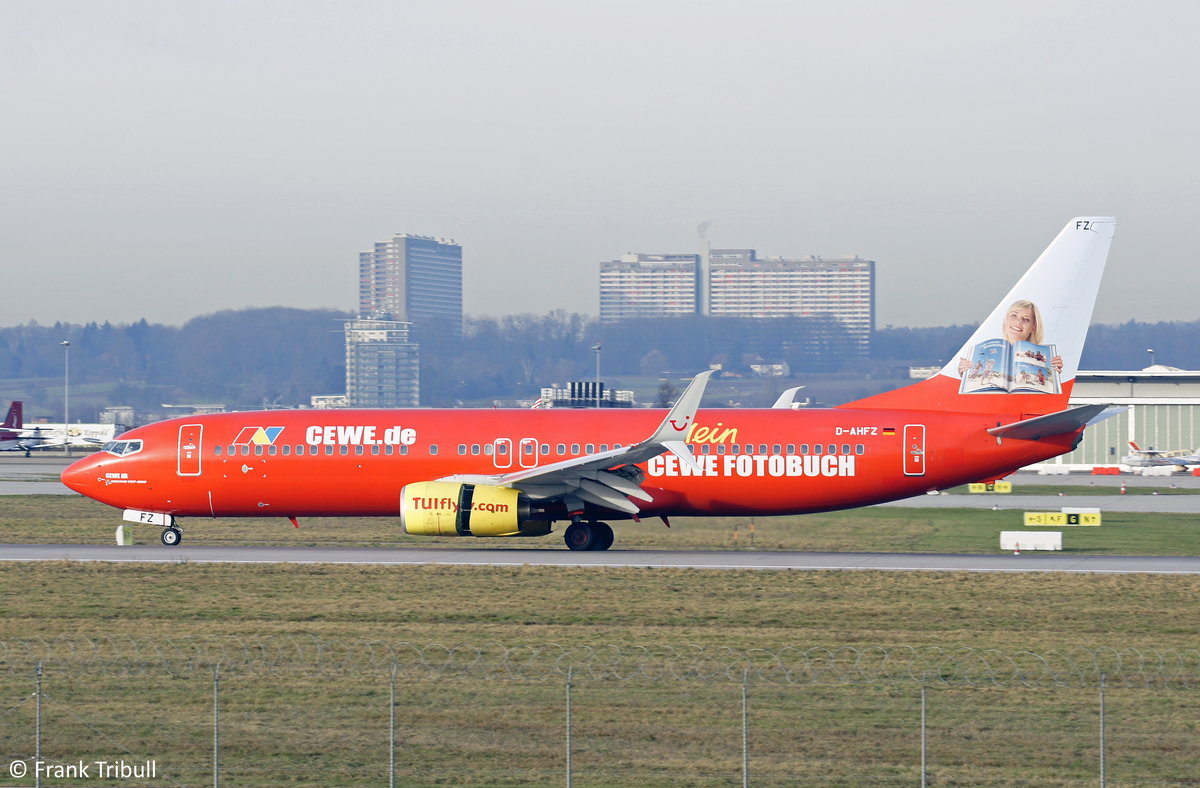 Eine Boeing 737-8K5/W von TUIfly mit der Kennung D-AHFZ aufgenommen am 06.01.2015 auf dem Flughafen Stuttgart