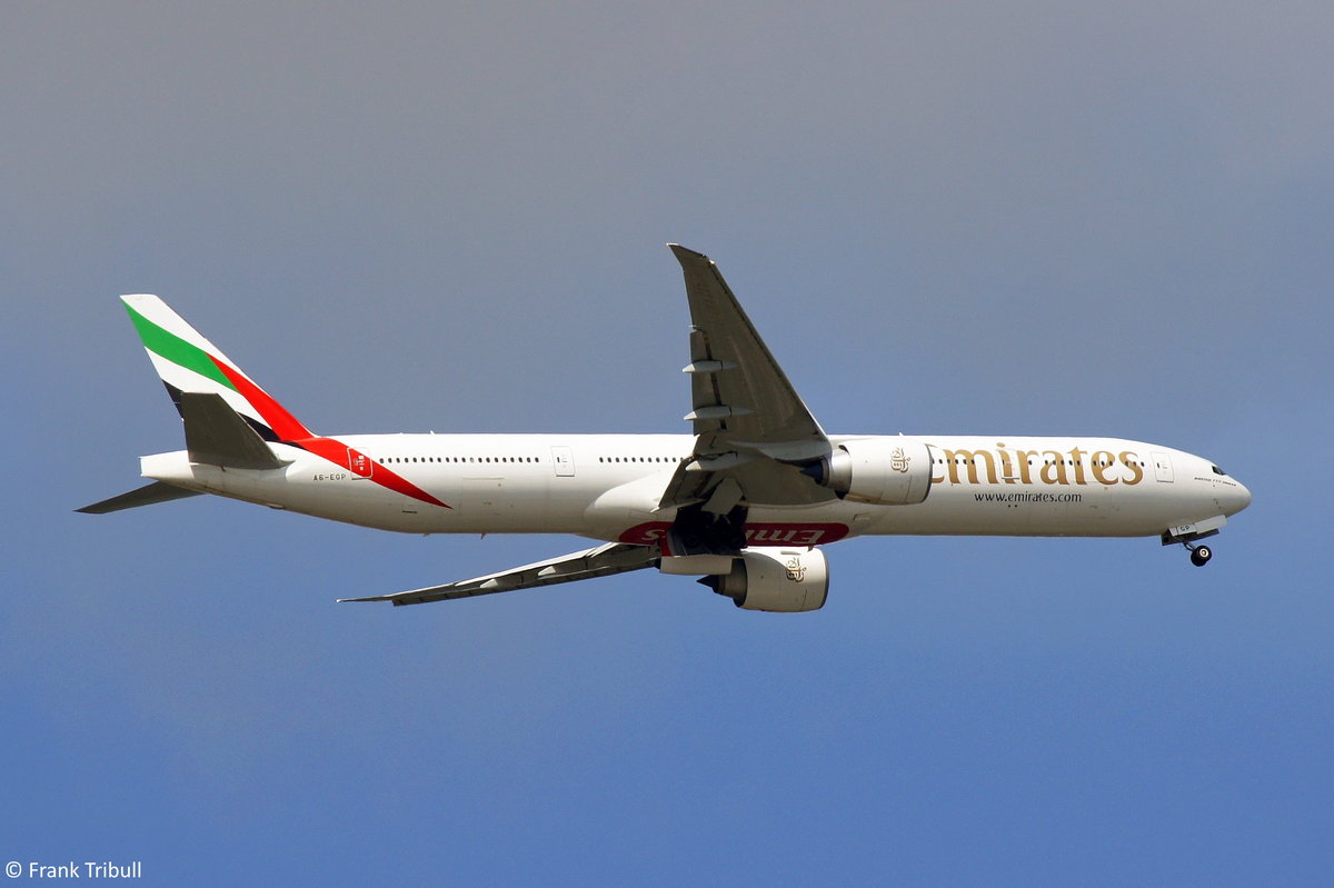 Eine Boeing 777-36HER von Emirates Airline mit der Kennung A6-EGP aufgenommen am 11.08.2012 bei Hamburg Finkenwerder