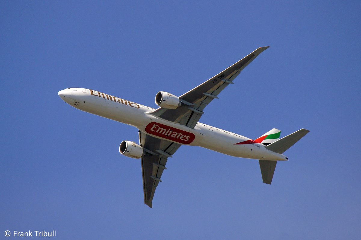Eine Boeing 777-36NER von Emirates Airline mit der Kennung A6-EBE aufgenommen am 20.07.2010 bei Hamburg Finkenwerder. 