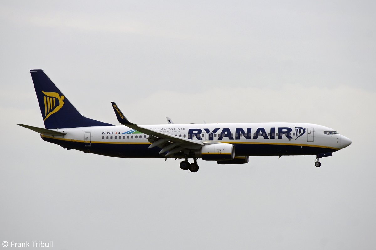 Eine Boeing B737-8AS/W von Ryanair mit der Kennung EI-EMO aufgenommen am 14.05.2015 auf dem Flughafen Karlsruhe
