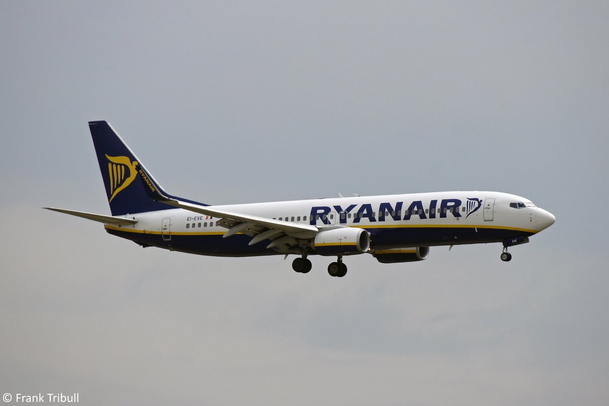 Eine Boeing B737-8AS/W von Ryanair mit der Kennung EI-EVE aufgenommen am 14.05.2015 auf dem Flughafen Karlsruhe